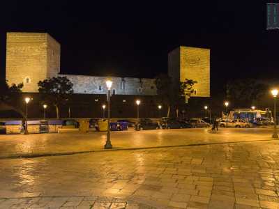 Arriviamo in Piazza Federico II, il piccolo largo che si trova di fronte all�entrata del Castello Normanno-Svevo, fortezza costruita nel 1131